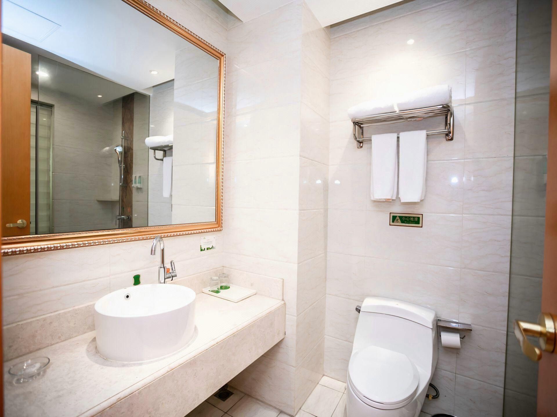 Vienna - Functional Chess Room With Twin Bed