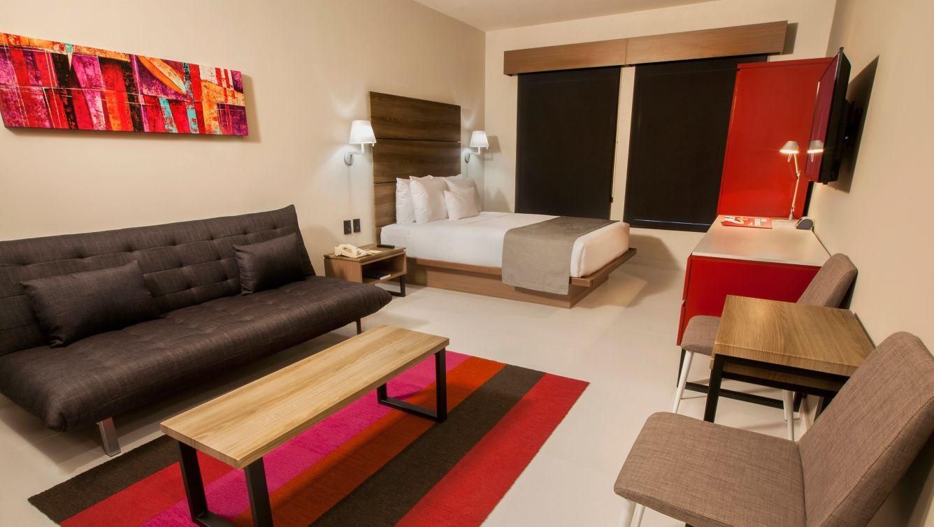 Larger Suite, 1 Queen, Sofa bed