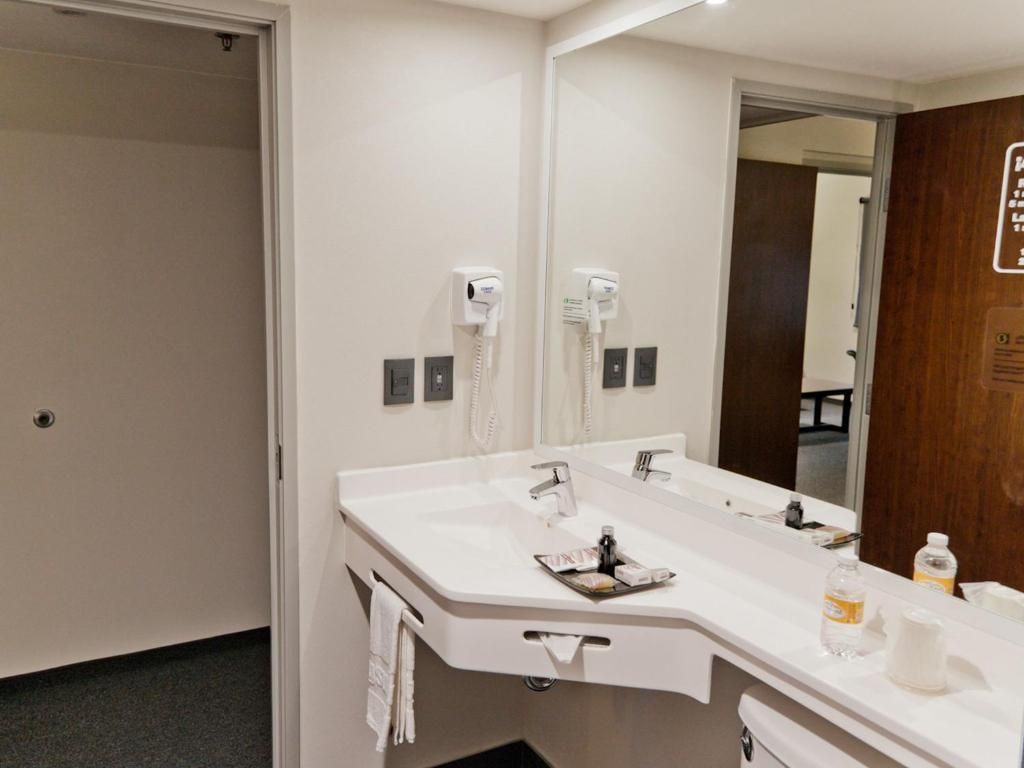2 Bedroom Suite, Bedroom 1: 1 Queen, Bedroom 2: 2 Double, Sofa Bed