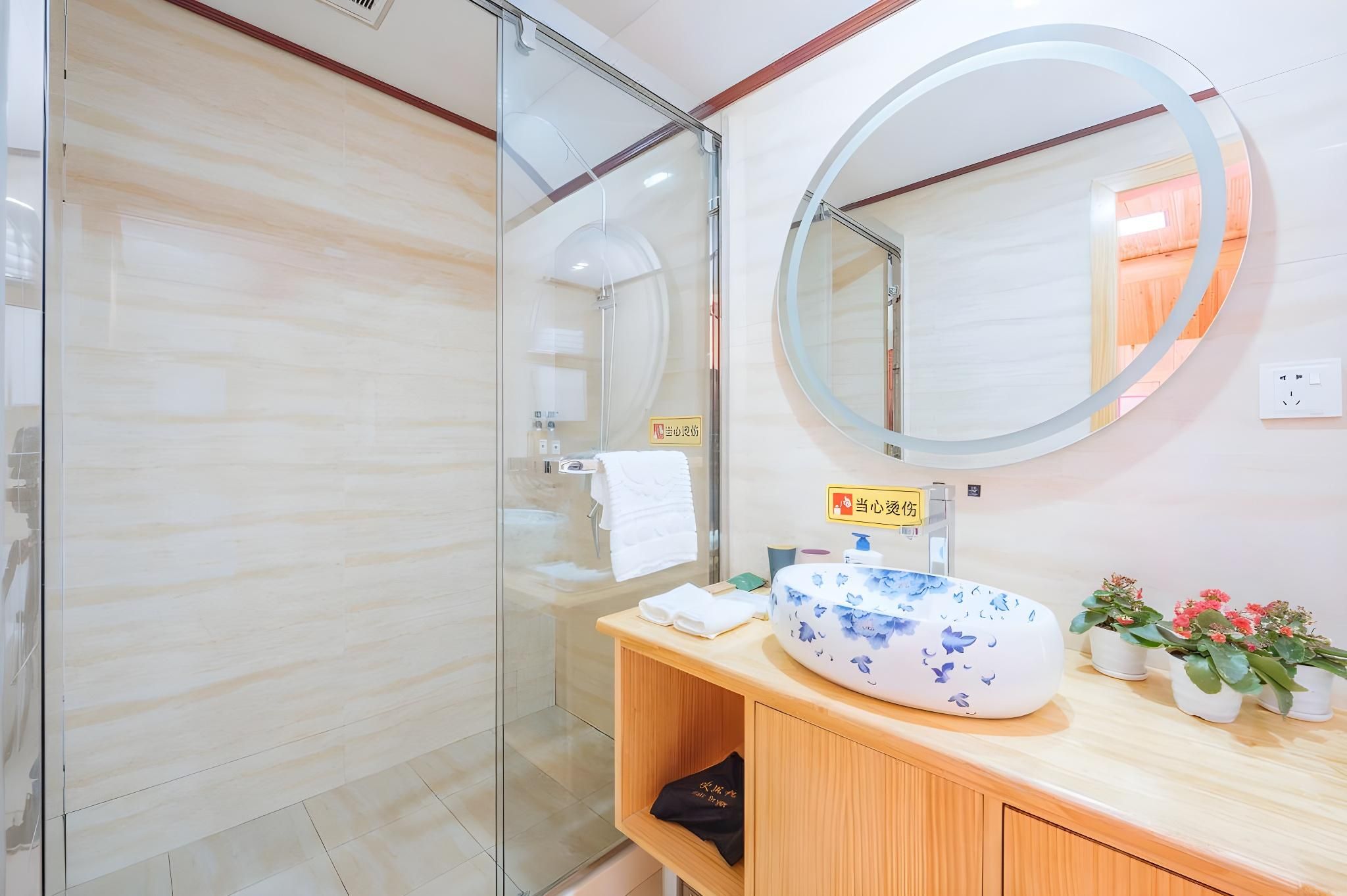 GTR - Guest Room with One 1.8M Bed