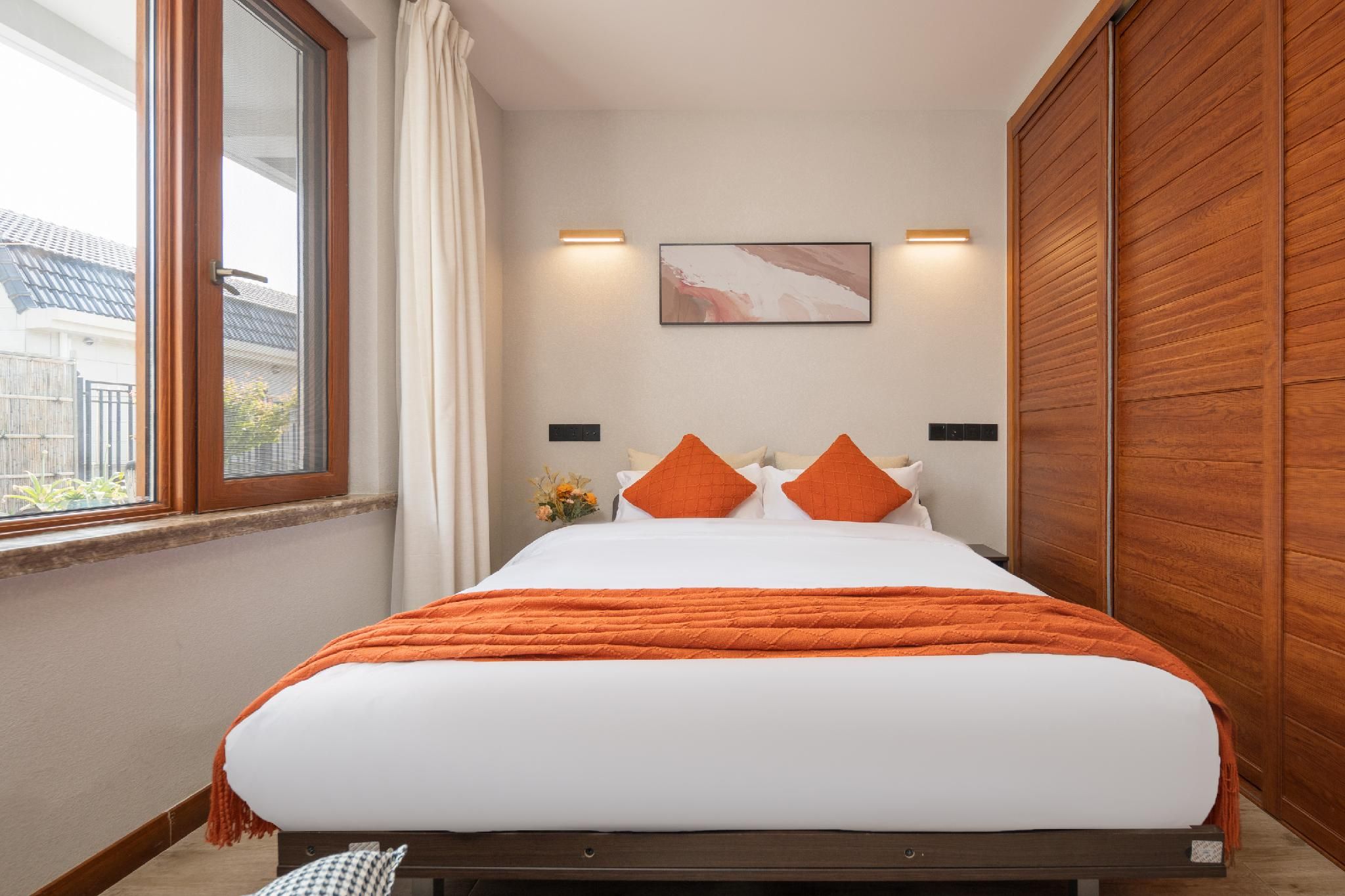 Room with Queen Bed