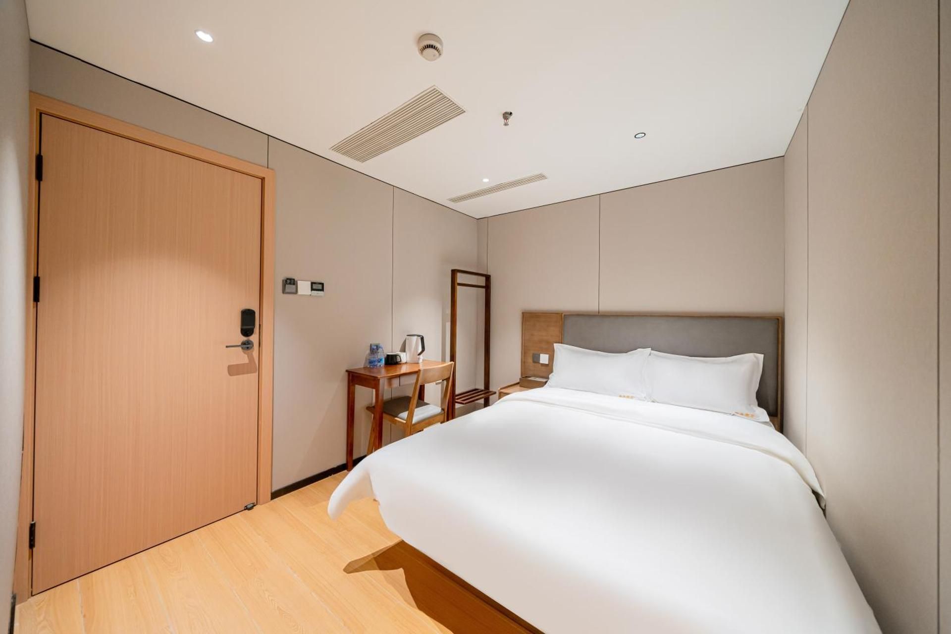 Standard Queen Room