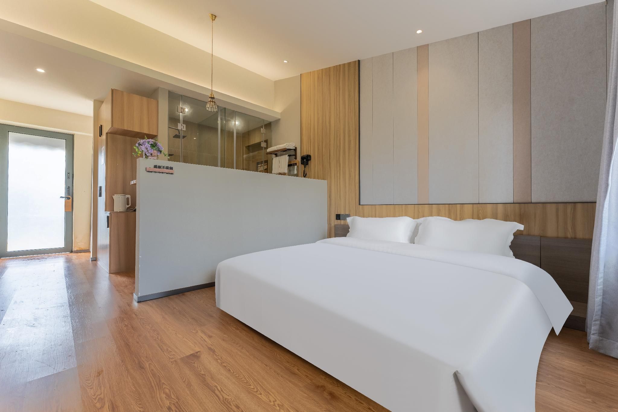 GTR - Guest Room with One 1.8M Bed