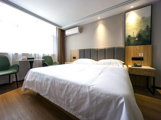 Hotel Queen Room