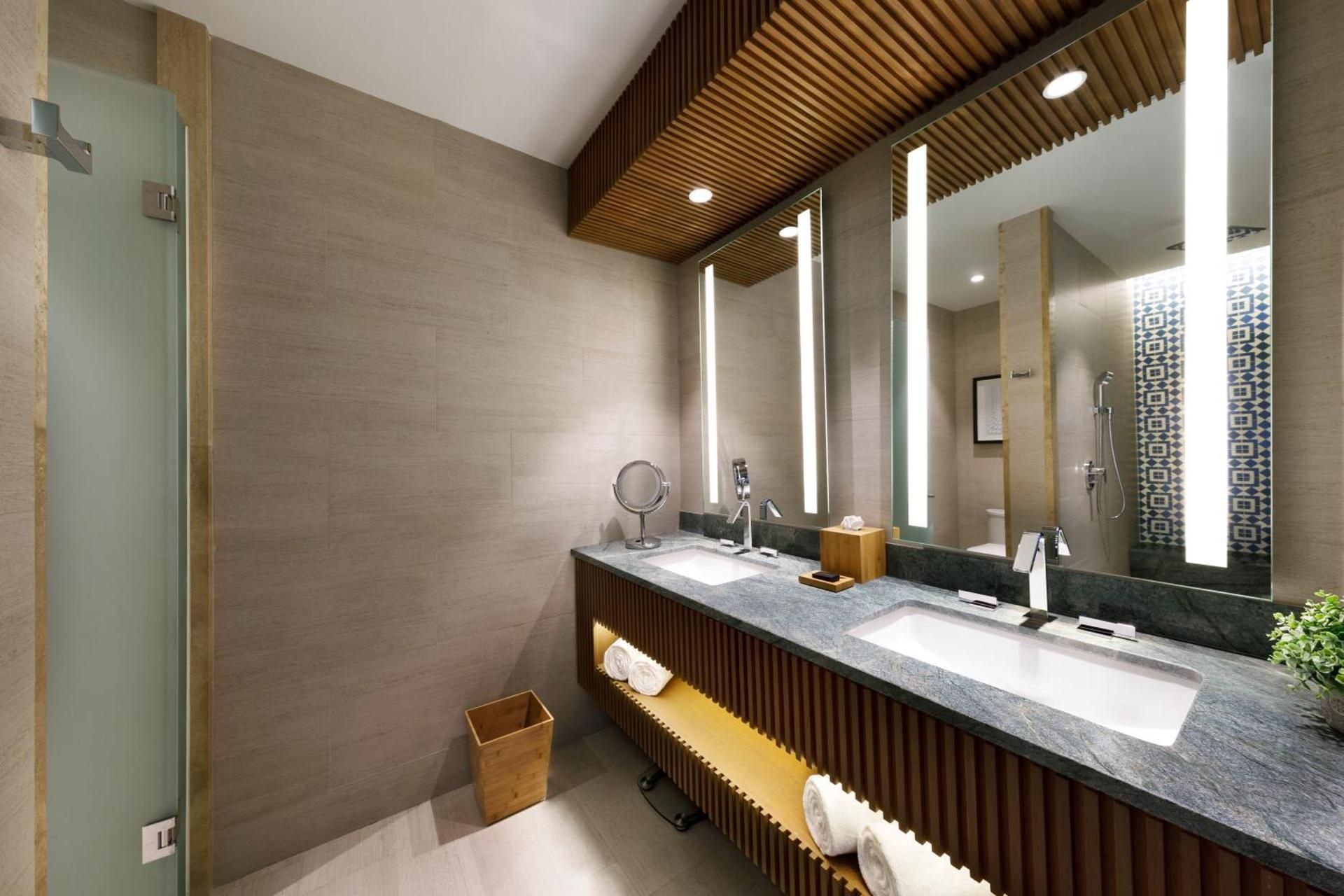 Deluxe Partial Ocean View King