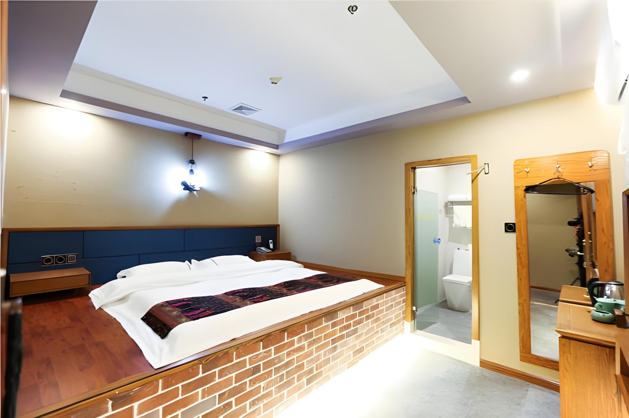 Stand Queen Room