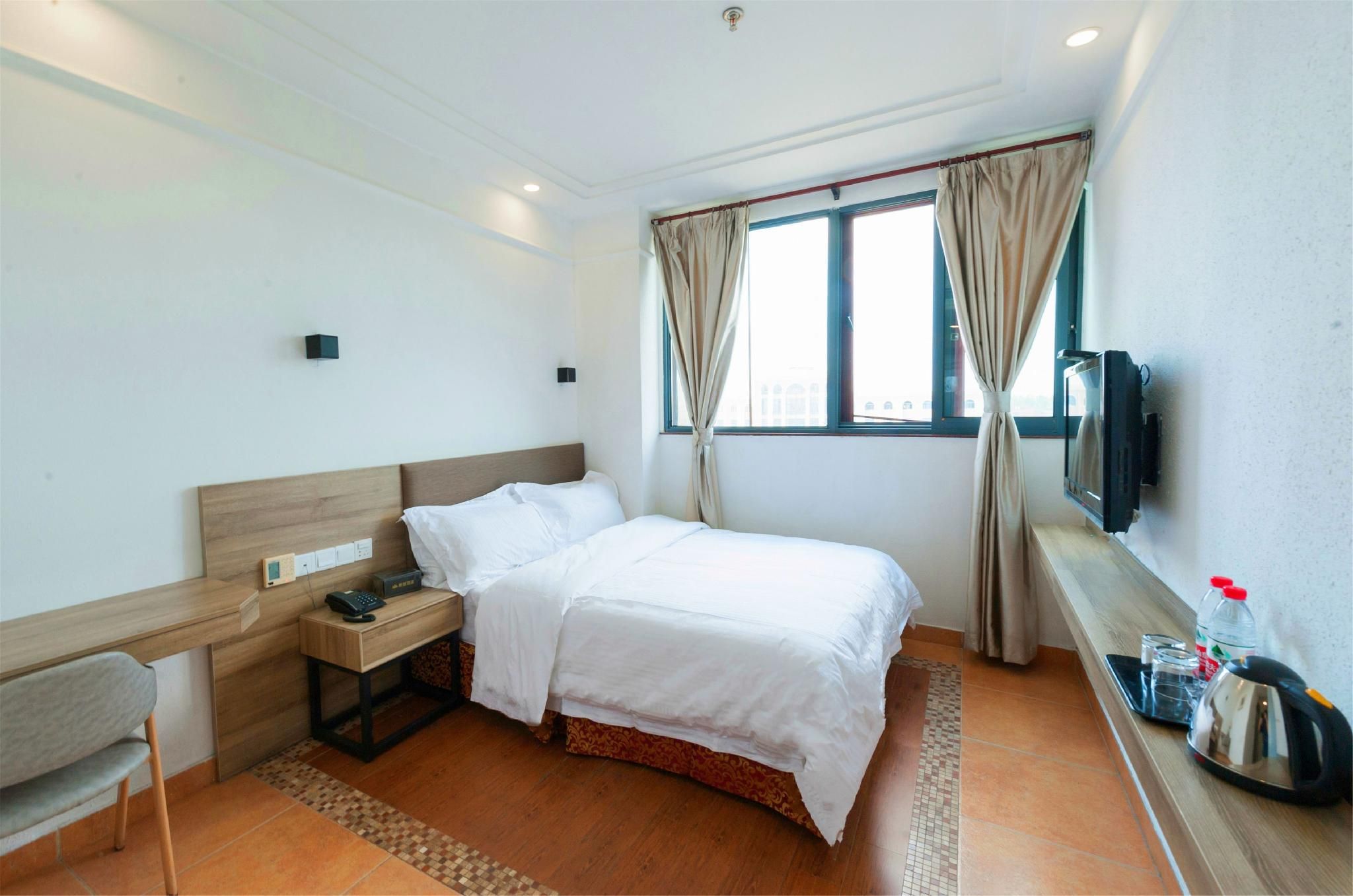 Hotel Queen Room
