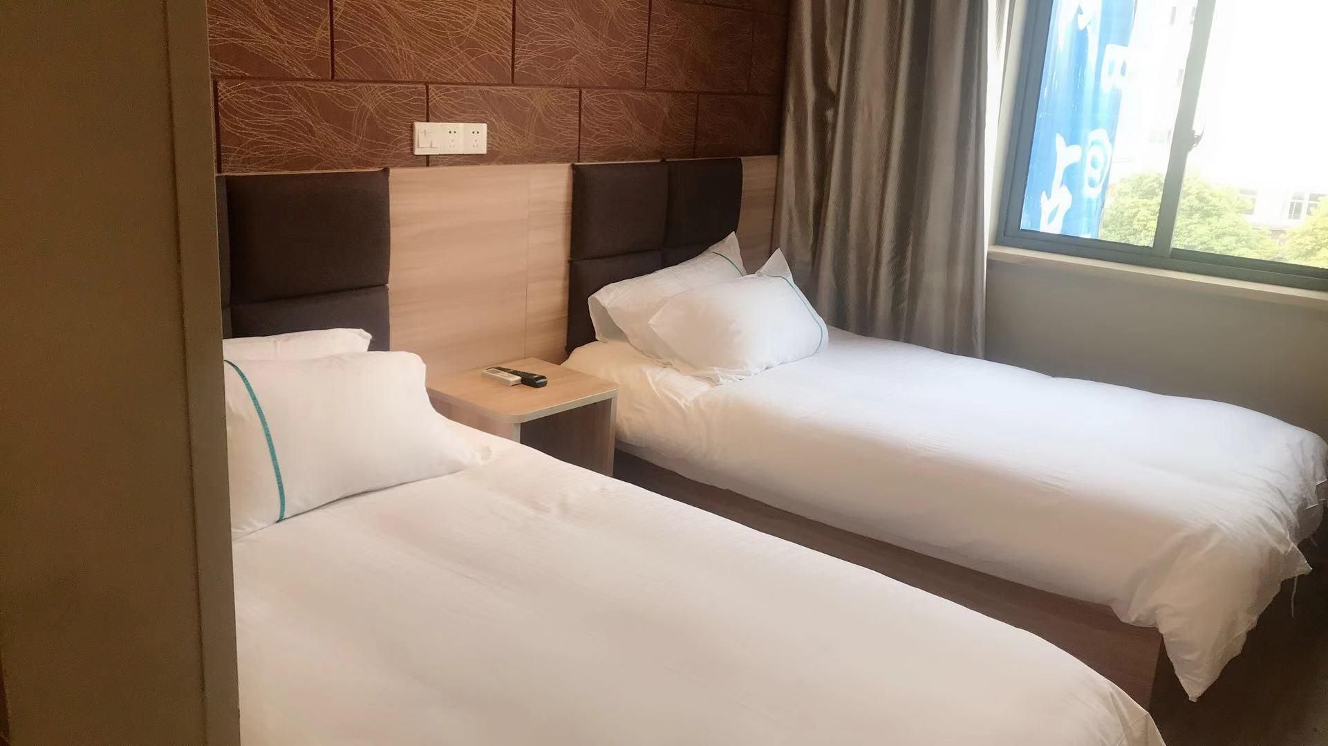Queen Bed No Windows Non-Smoking