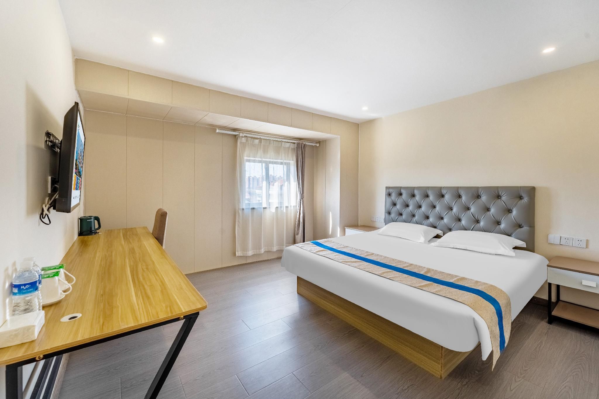 Deluxe Queen Bed