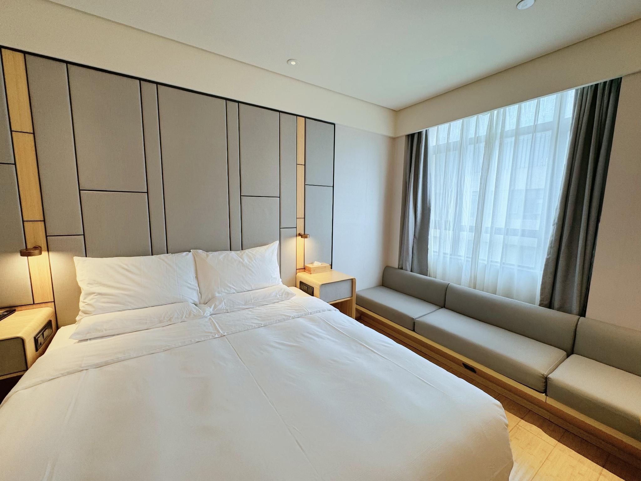 Queen Superior Room