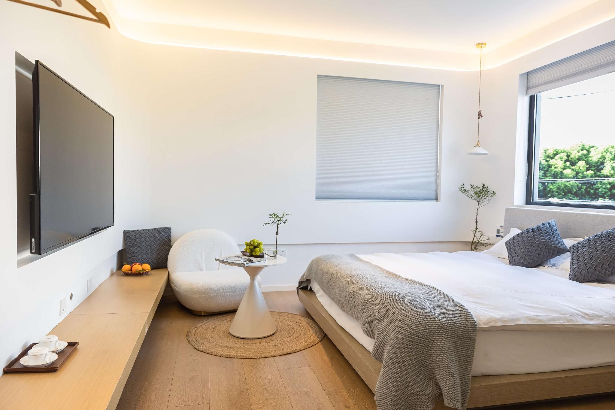Room with Queen Bed