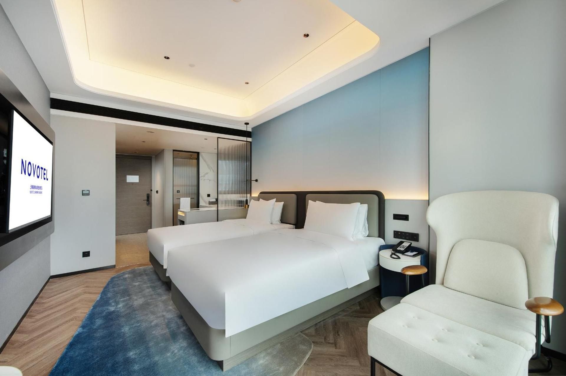 Deluxe Room with Two Single Beds and Lake View