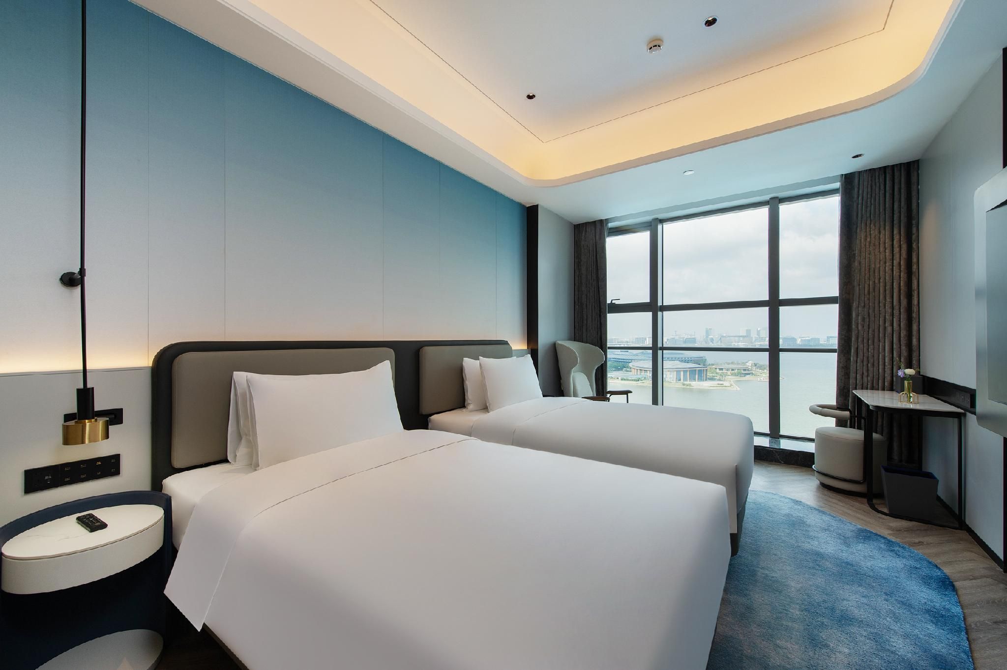 Deluxe Room with Two Single Beds and Lake View
