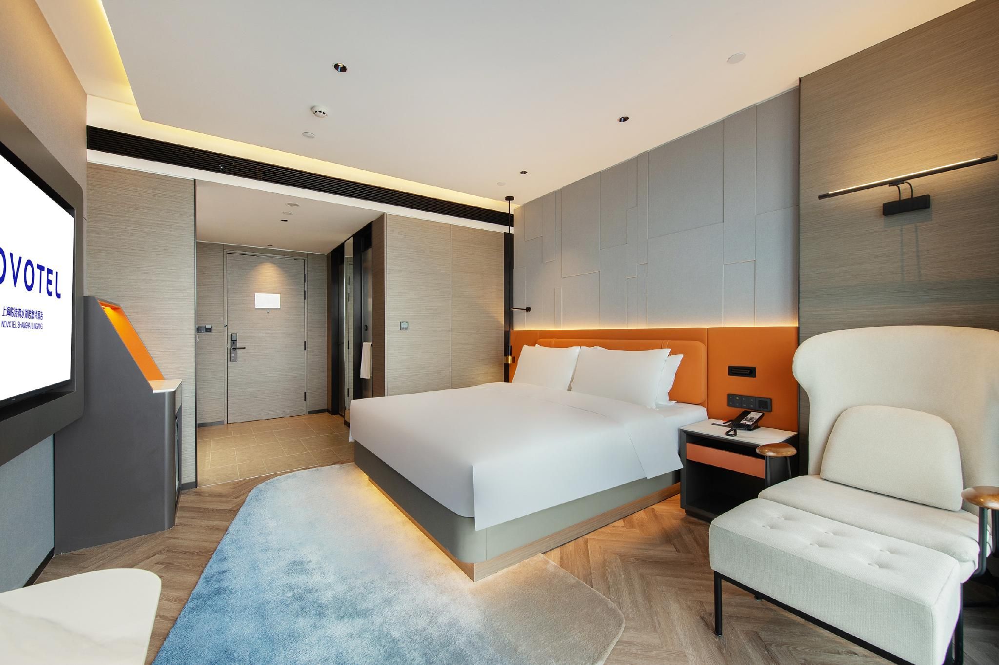 Deluxe Room with One King-size Bed and Lake View