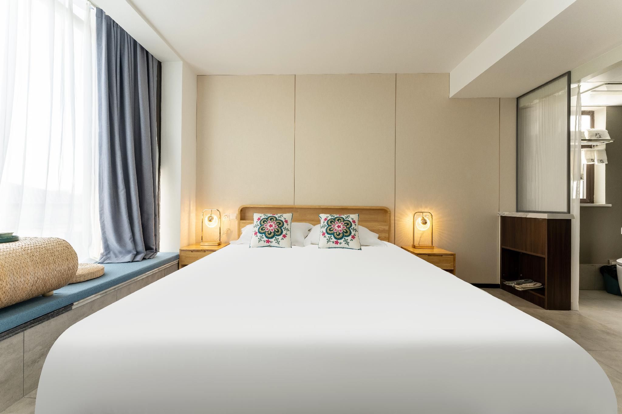 Huazhu - Room With Bed