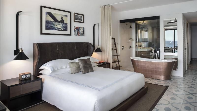 1 King Bed With Ocean View And Accessible Shower
