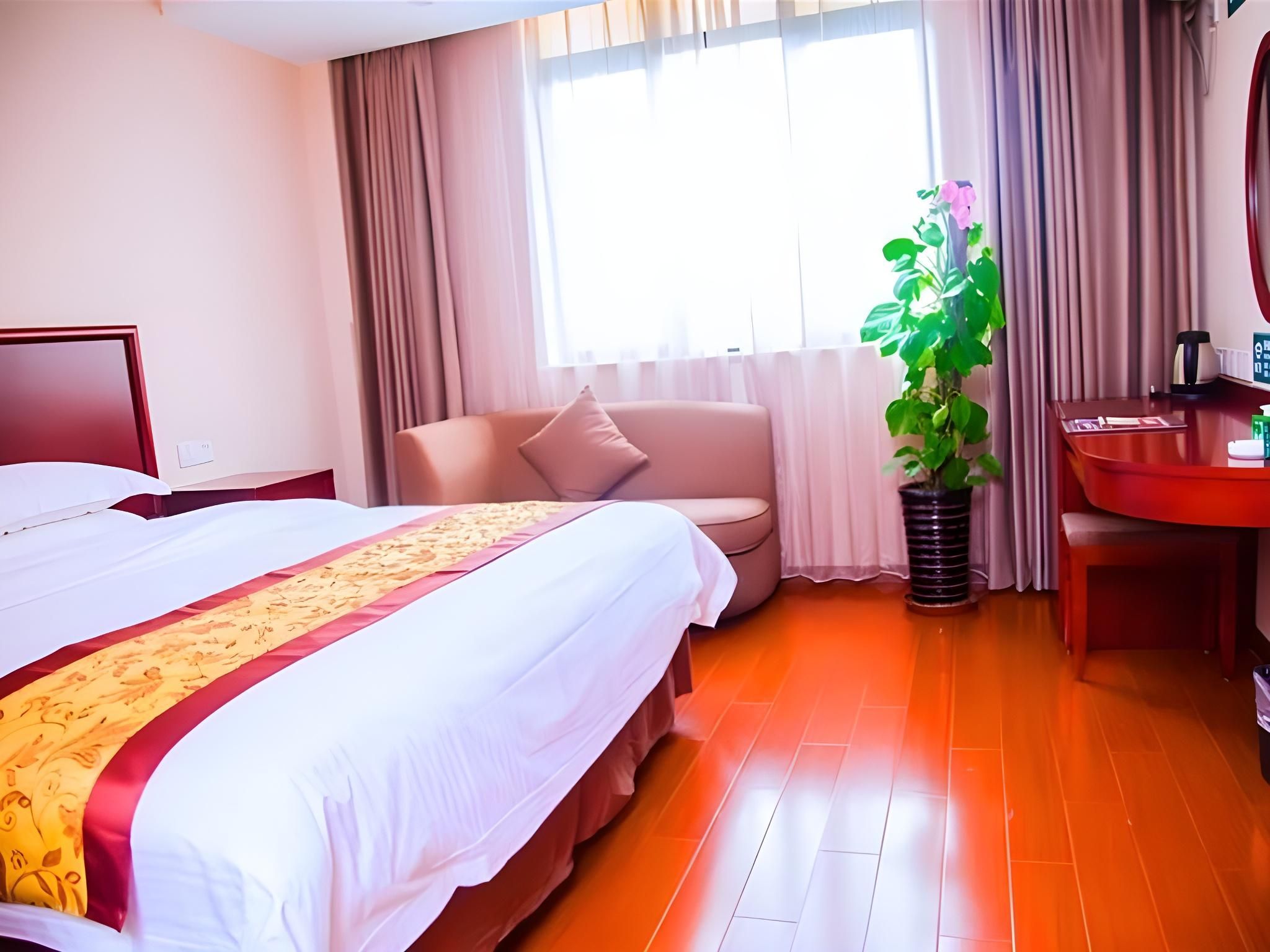 Hotel Queen Room