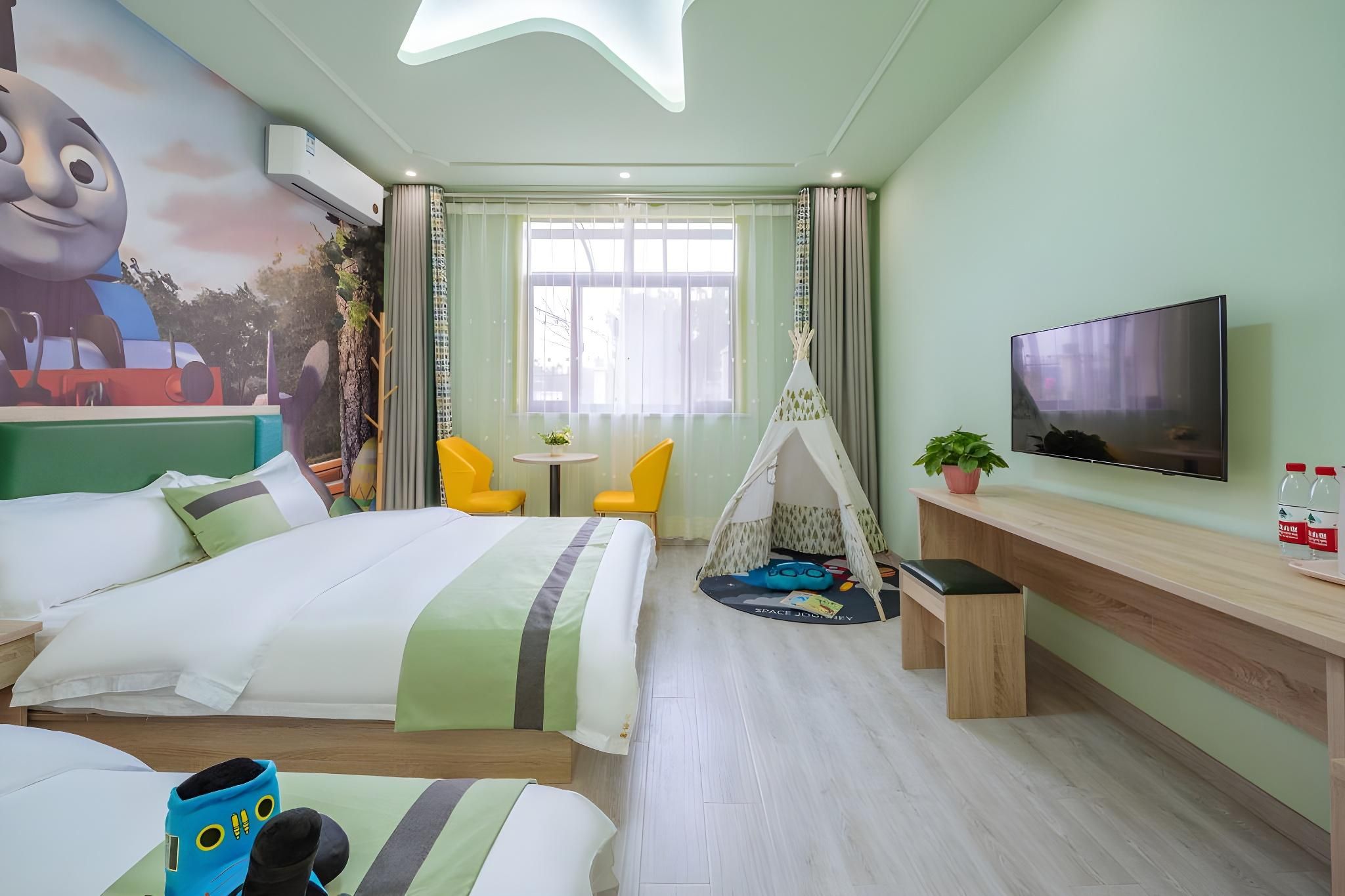 Family Room with Nature - Kid-Friendly