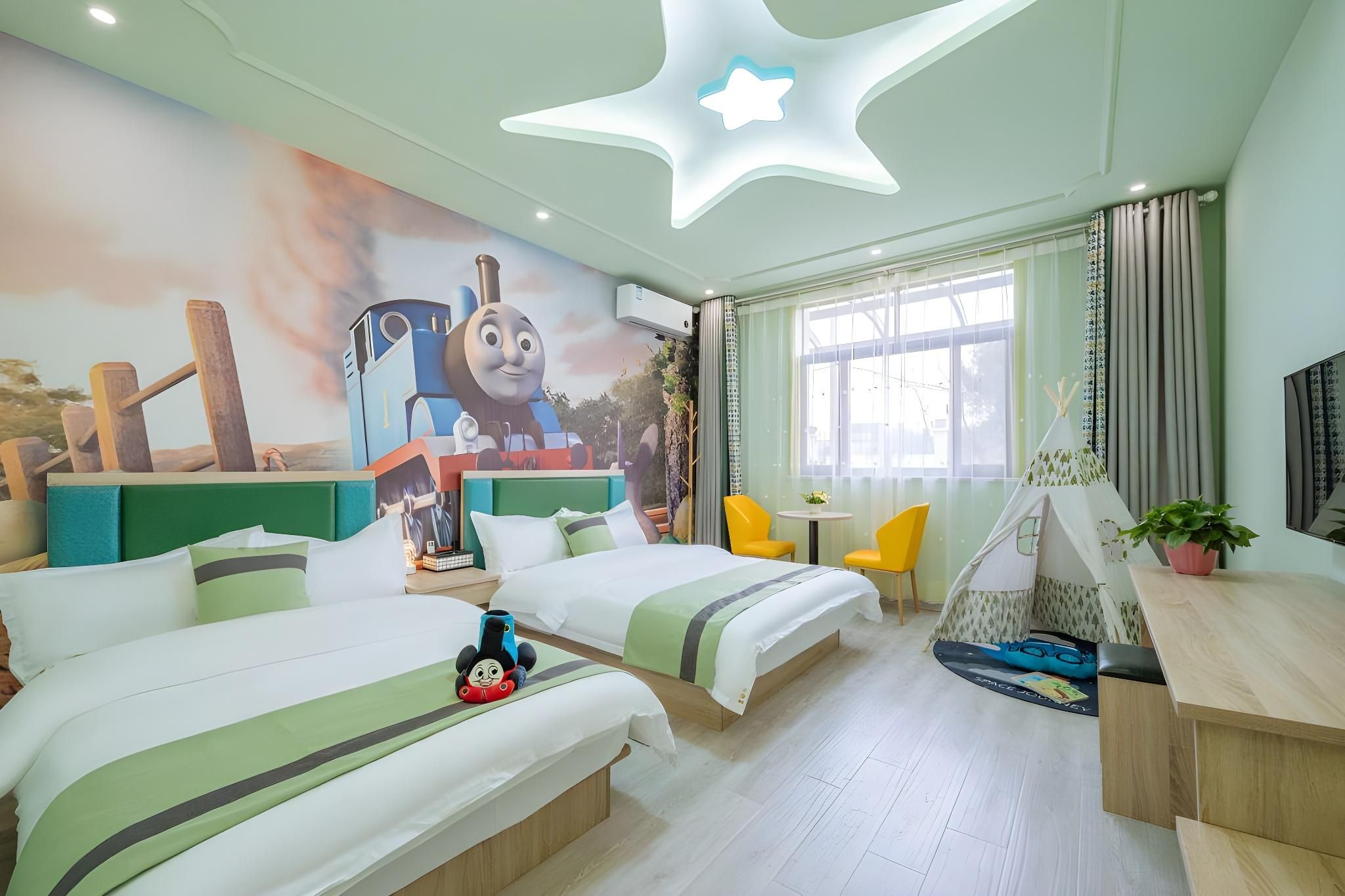 Family Room with Nature - Kid-Friendly