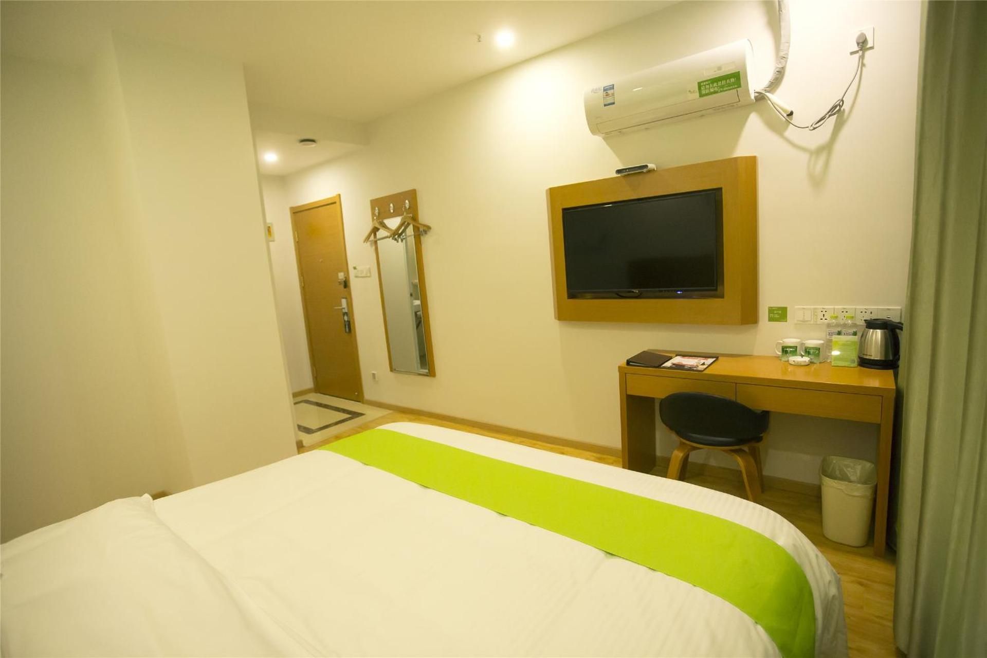 Mainland Chinese Citizens - Queen Room with Interior Window