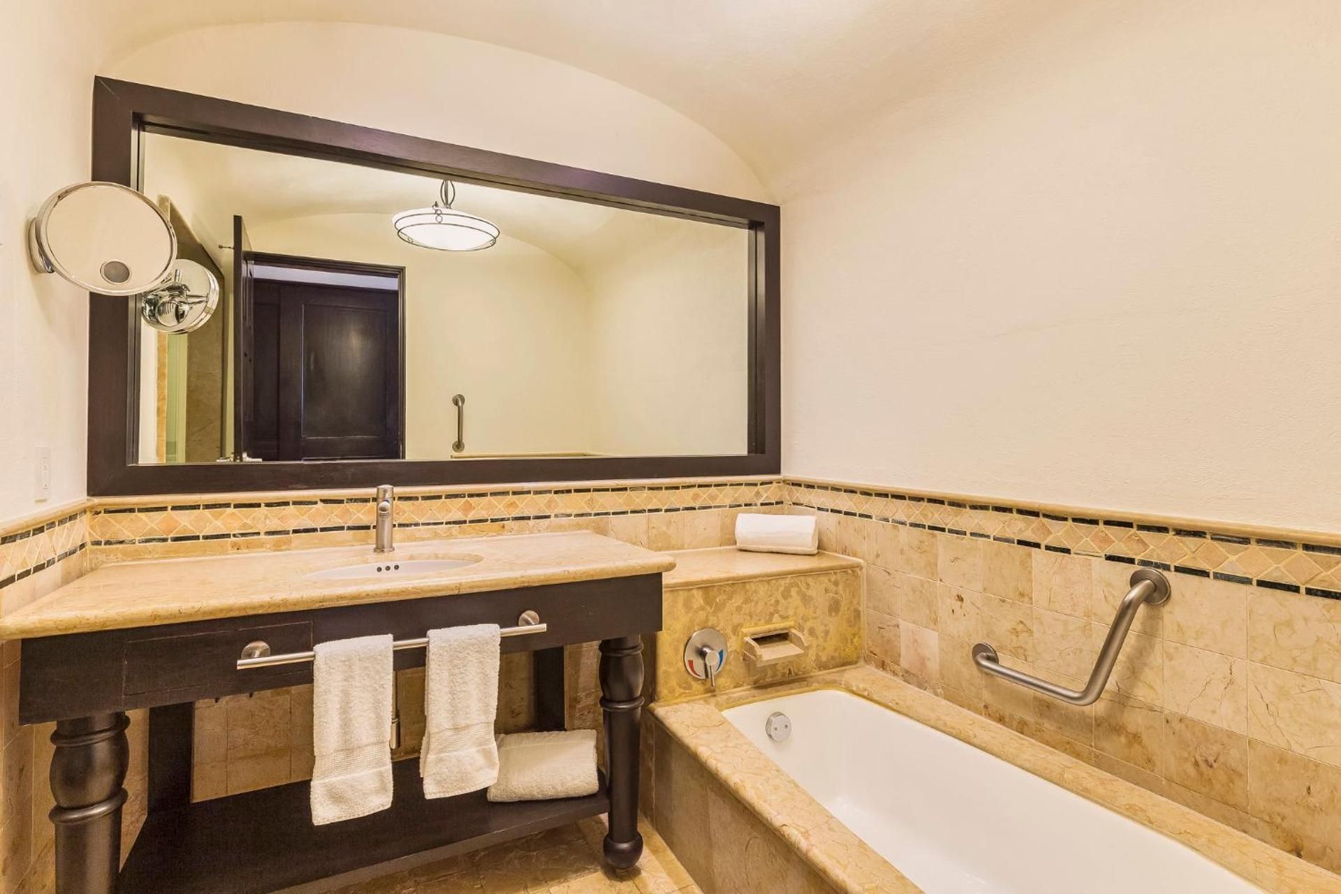 One-Bedroom King Suite