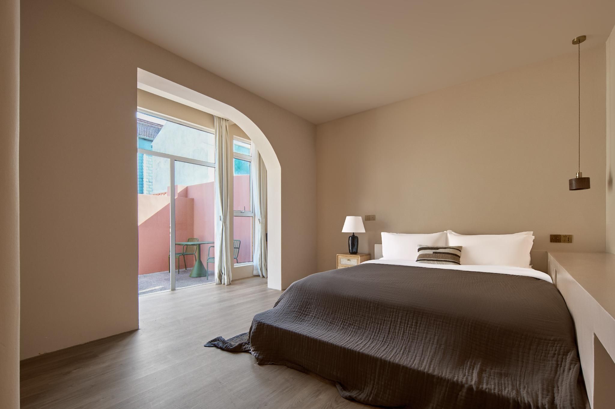 Courtyard Queen Room