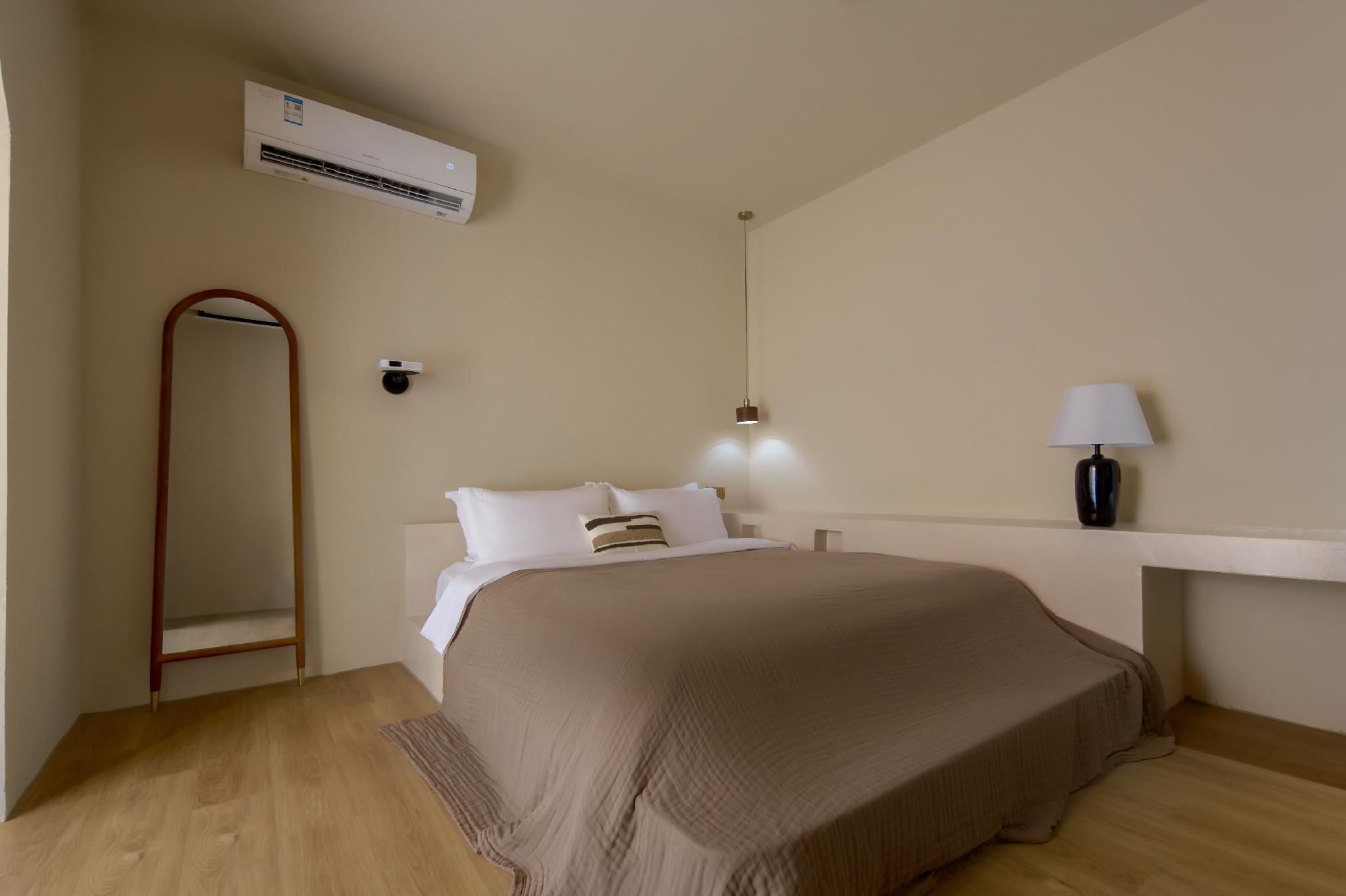 Courtyard Queen Room
