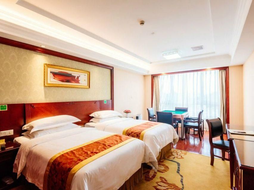 Vienna - Functional Chess Room With Twin Bed