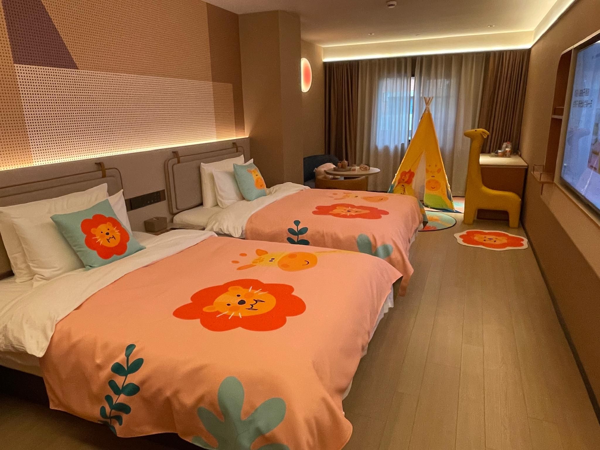 Deluxe Themed Family Room