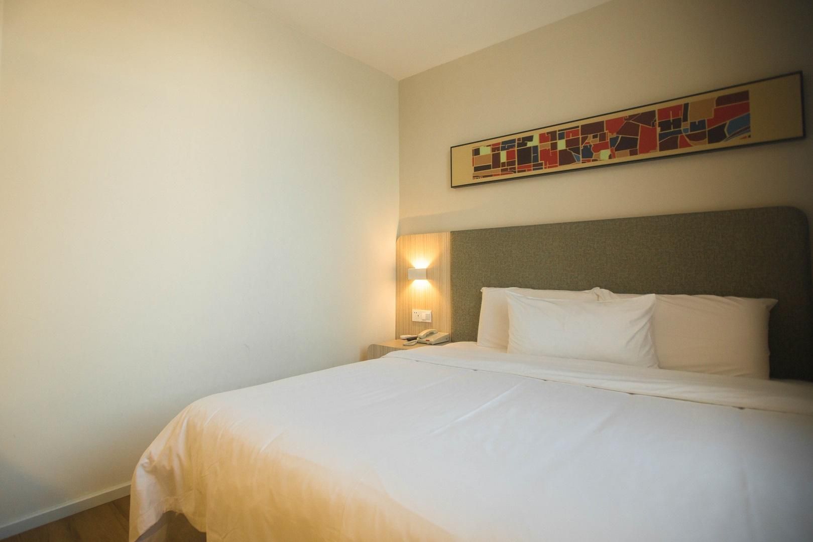 Huazhu - Room With Bed
