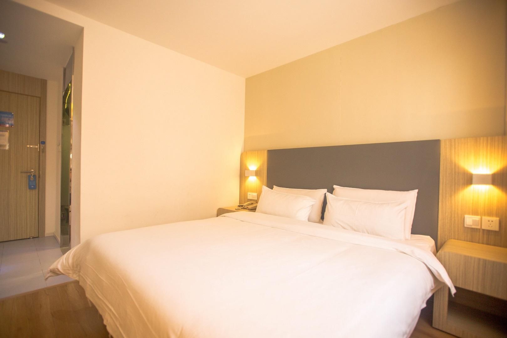 Huazhu - Room With Bed
