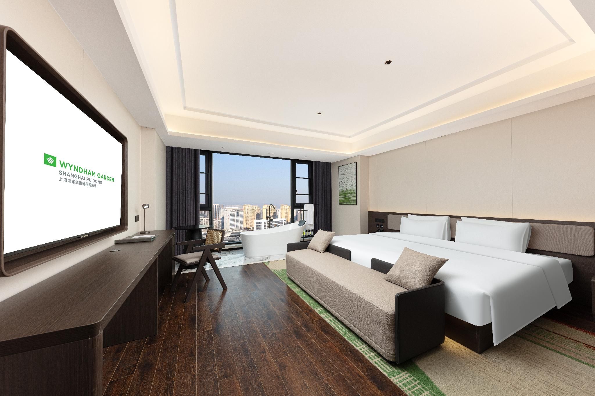 One Queen Bed Executive Hollywood Room