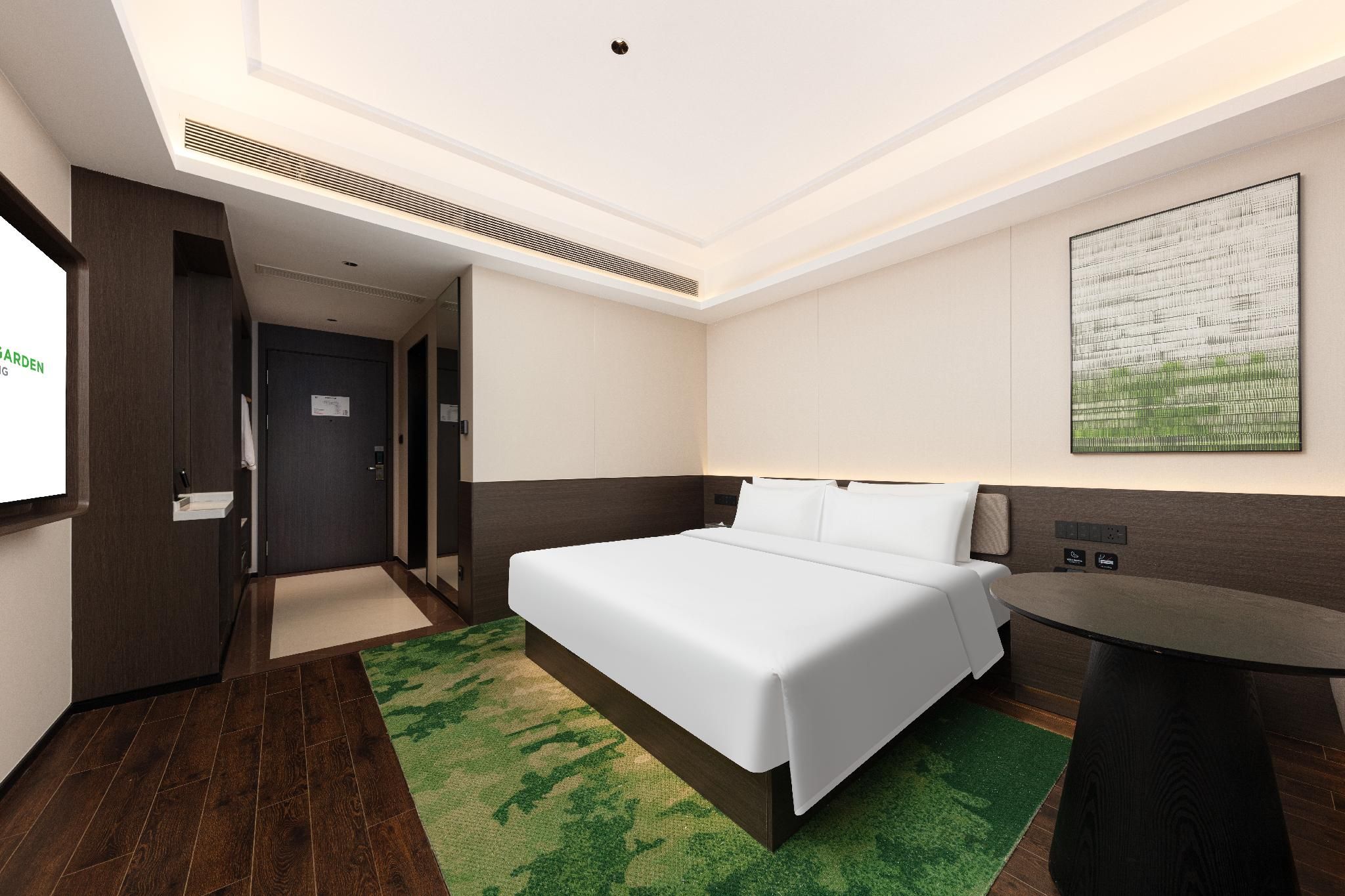 ONE KING BED STANDARD ROOM