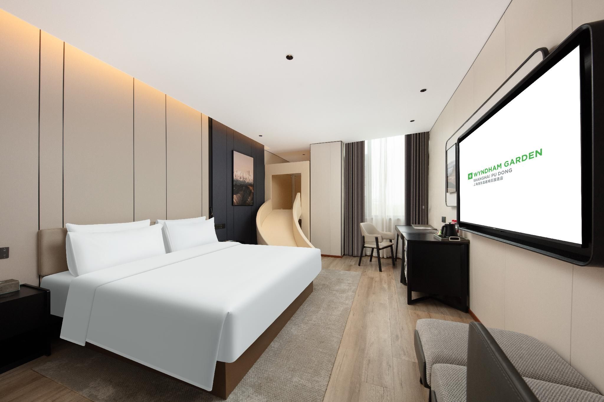 One Queen Bed Family Room