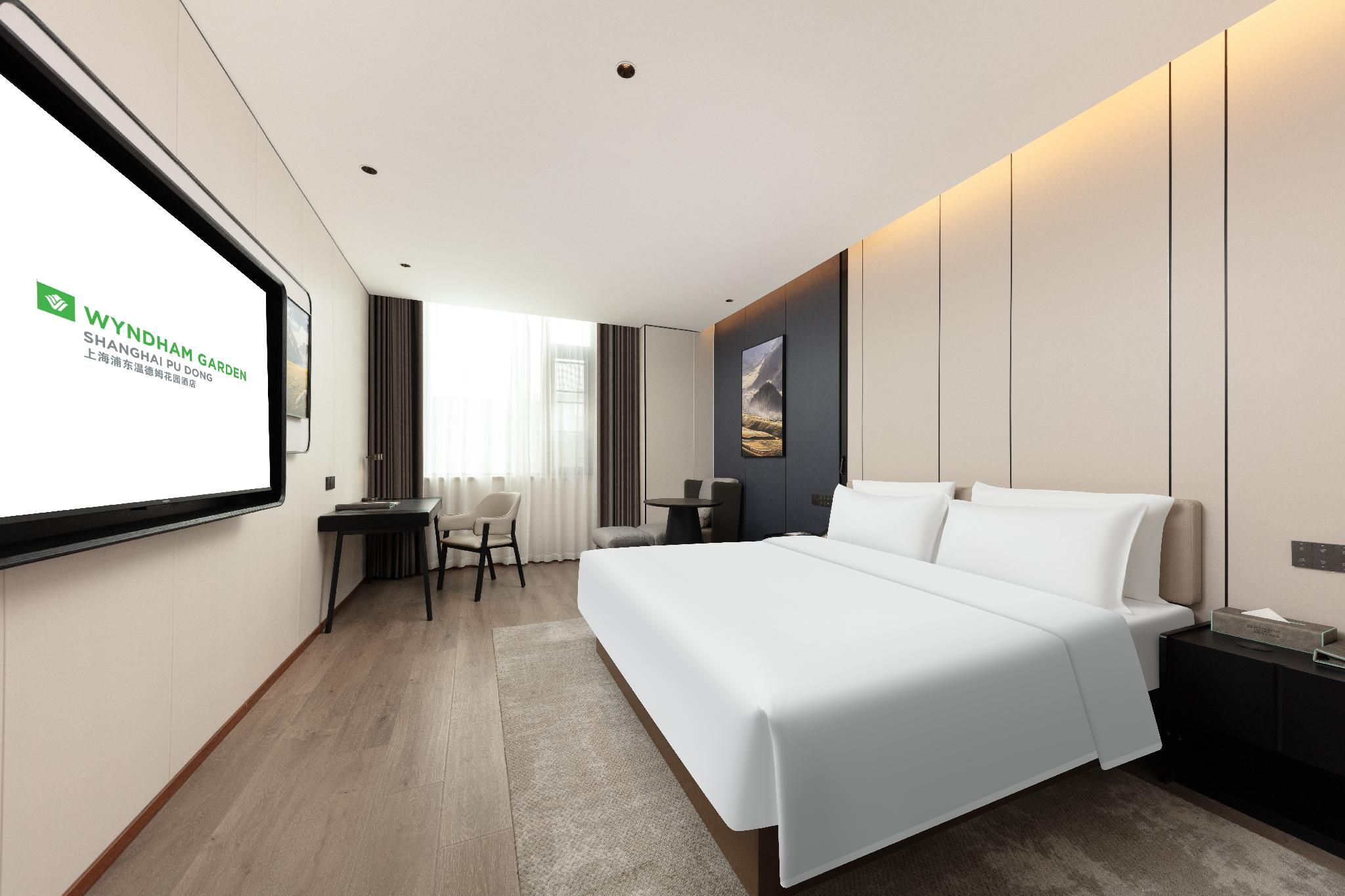 One King Bed Deluxe Room