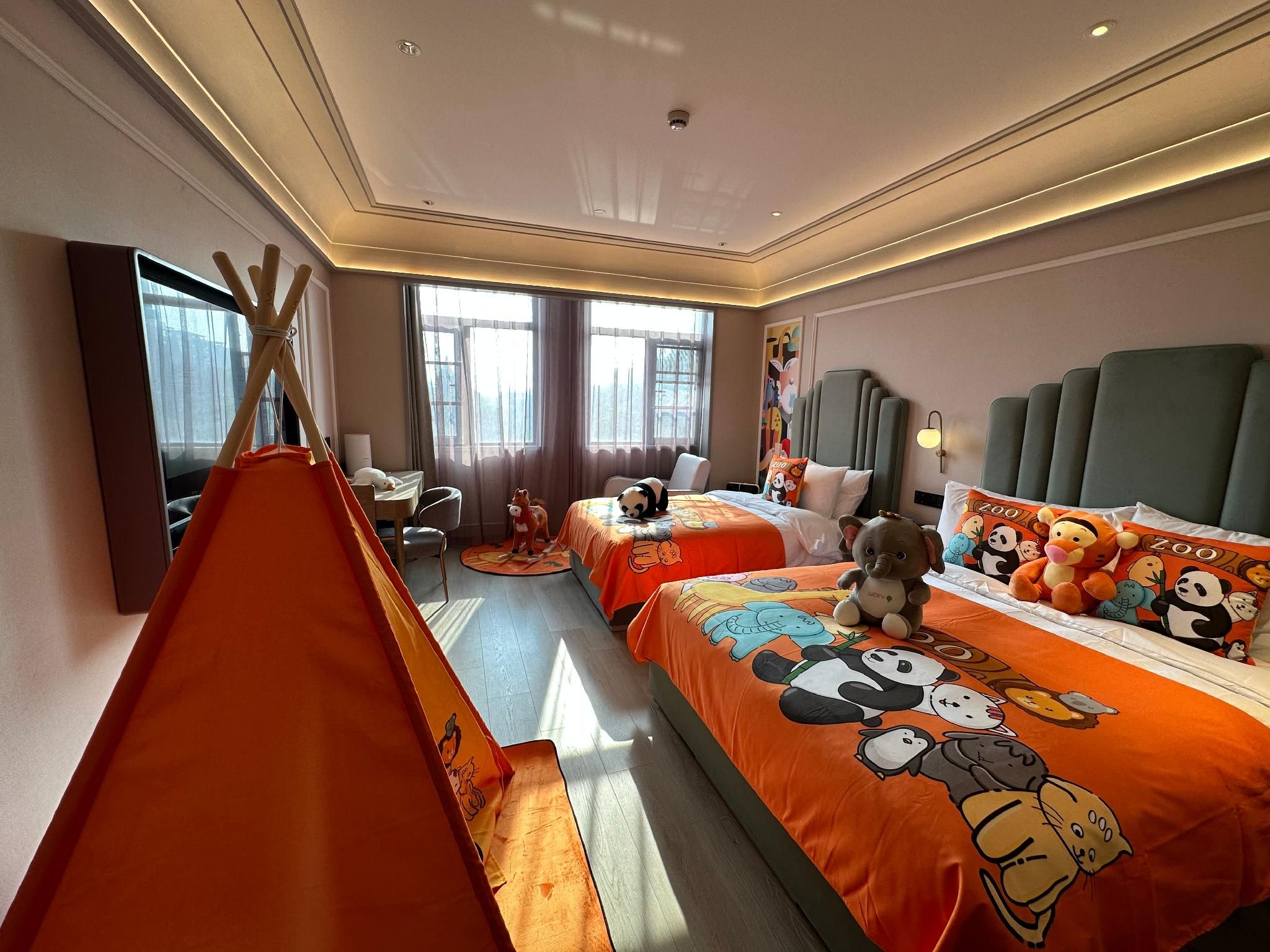 Happy Zoo Family Room