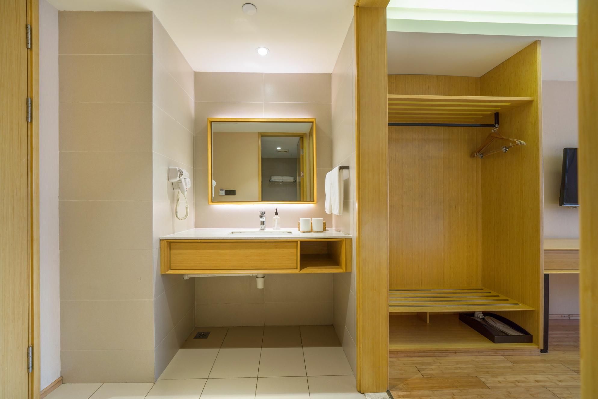 Huazhu - Room With Bed