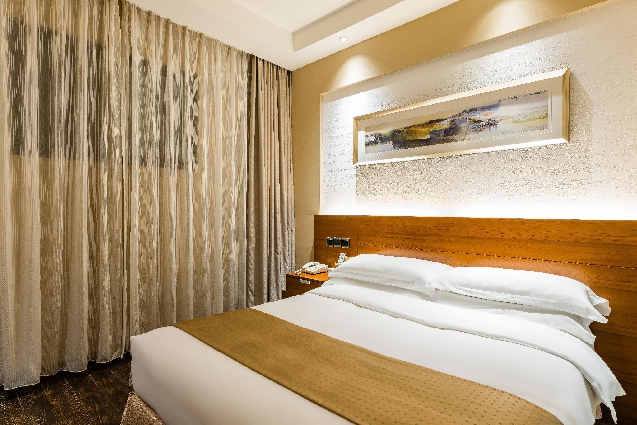 Queen Bed Room