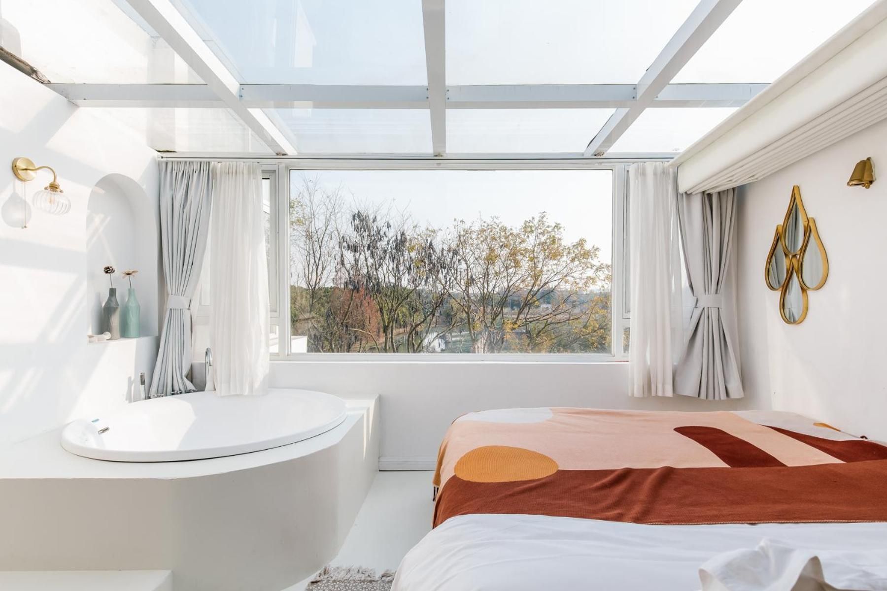 Deluxe King Room with View