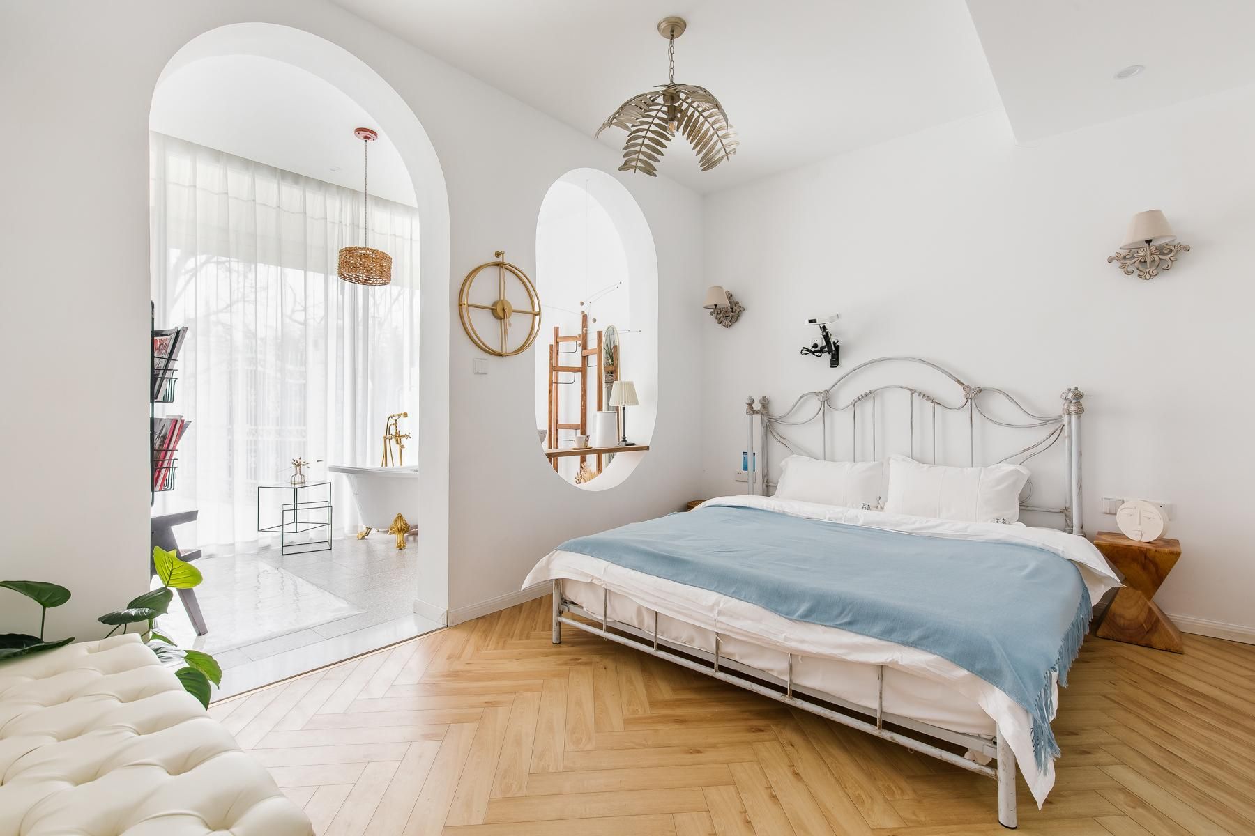 Superior King Room with Bathtub