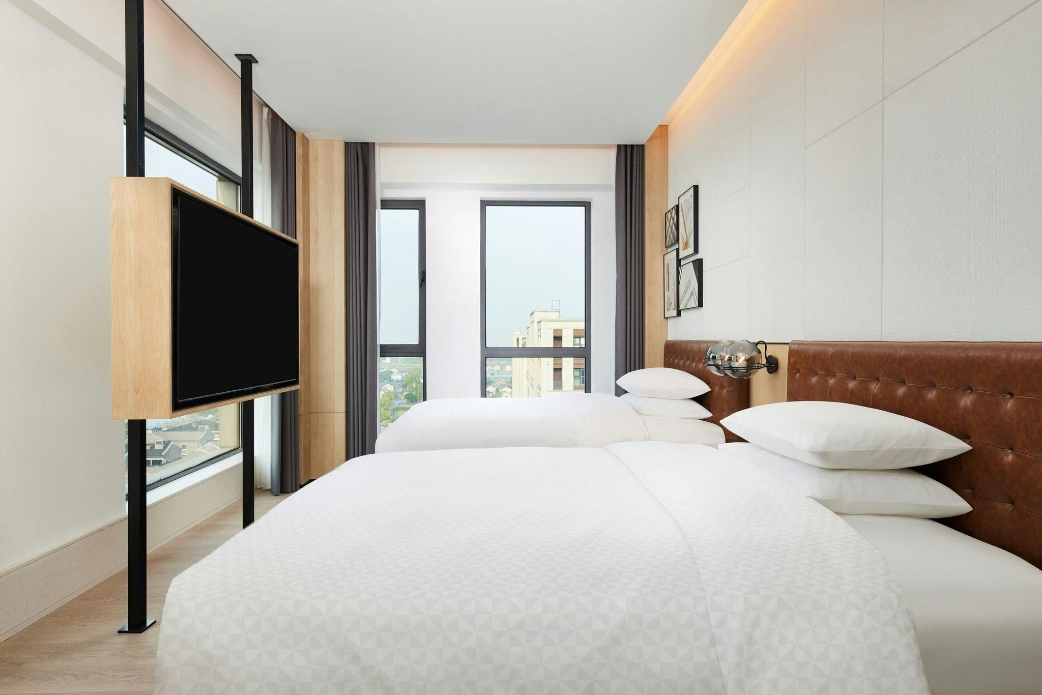 Premier Queen Suite, 1 Bedroom Suite, 2 Queen, City view, Tub