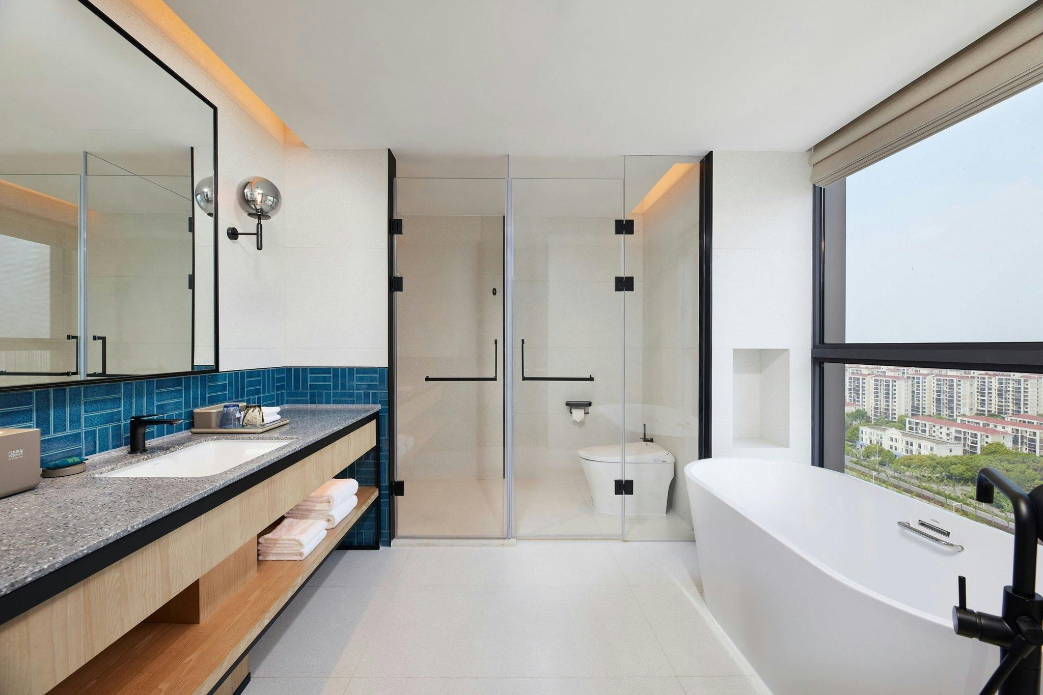 Premier King Suite, 1 Bedroom Suite, 1 King, City view, Tub