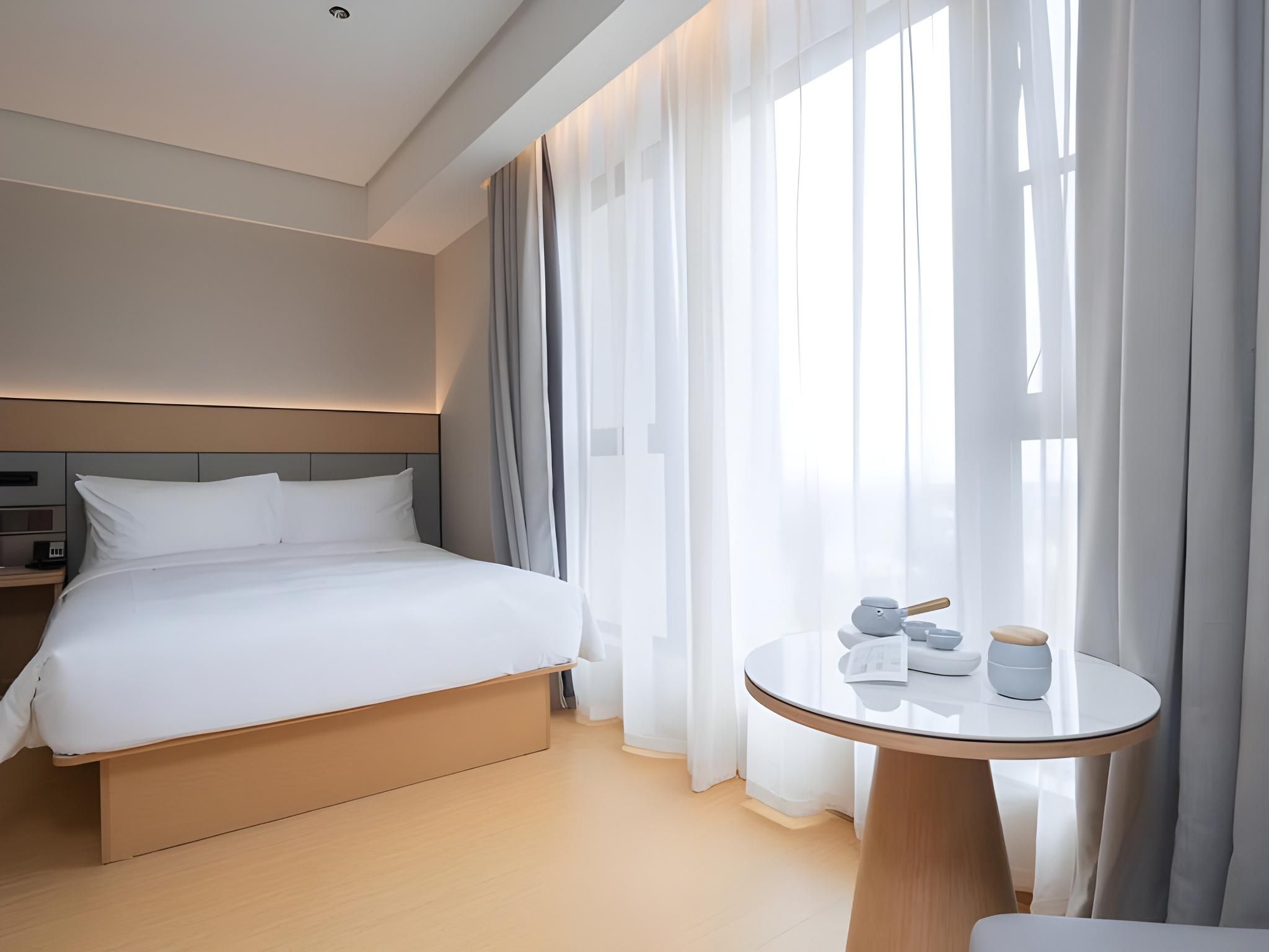 Huazhu - Room With Bed