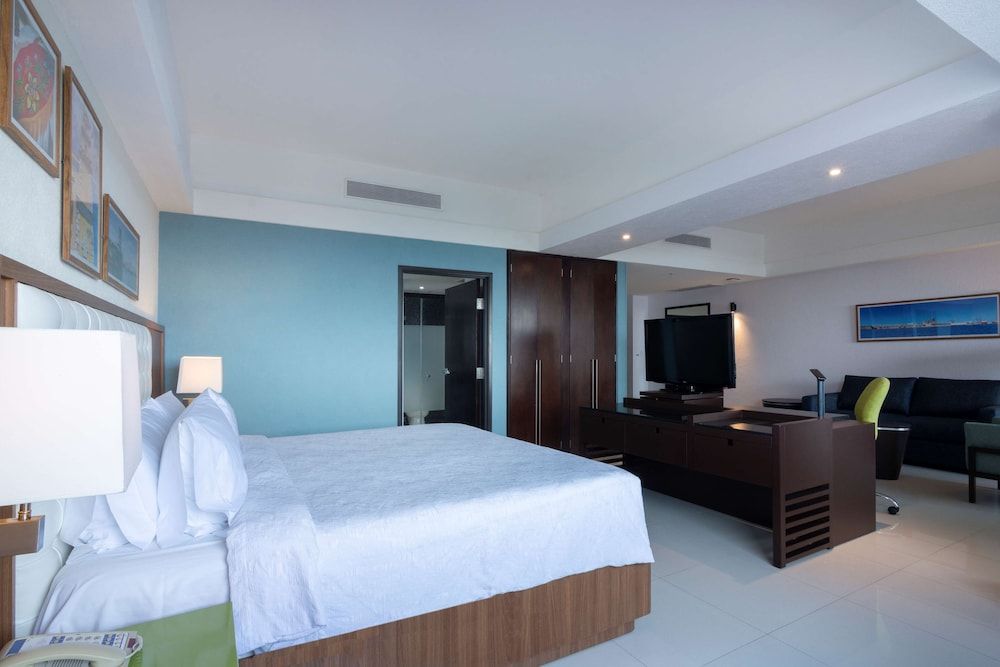 Studio, 1 King Bed, Refrigerator (Wet bar)