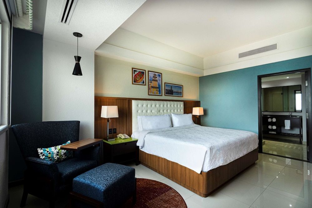 Studio, 1 King Bed, Refrigerator (Wet bar)