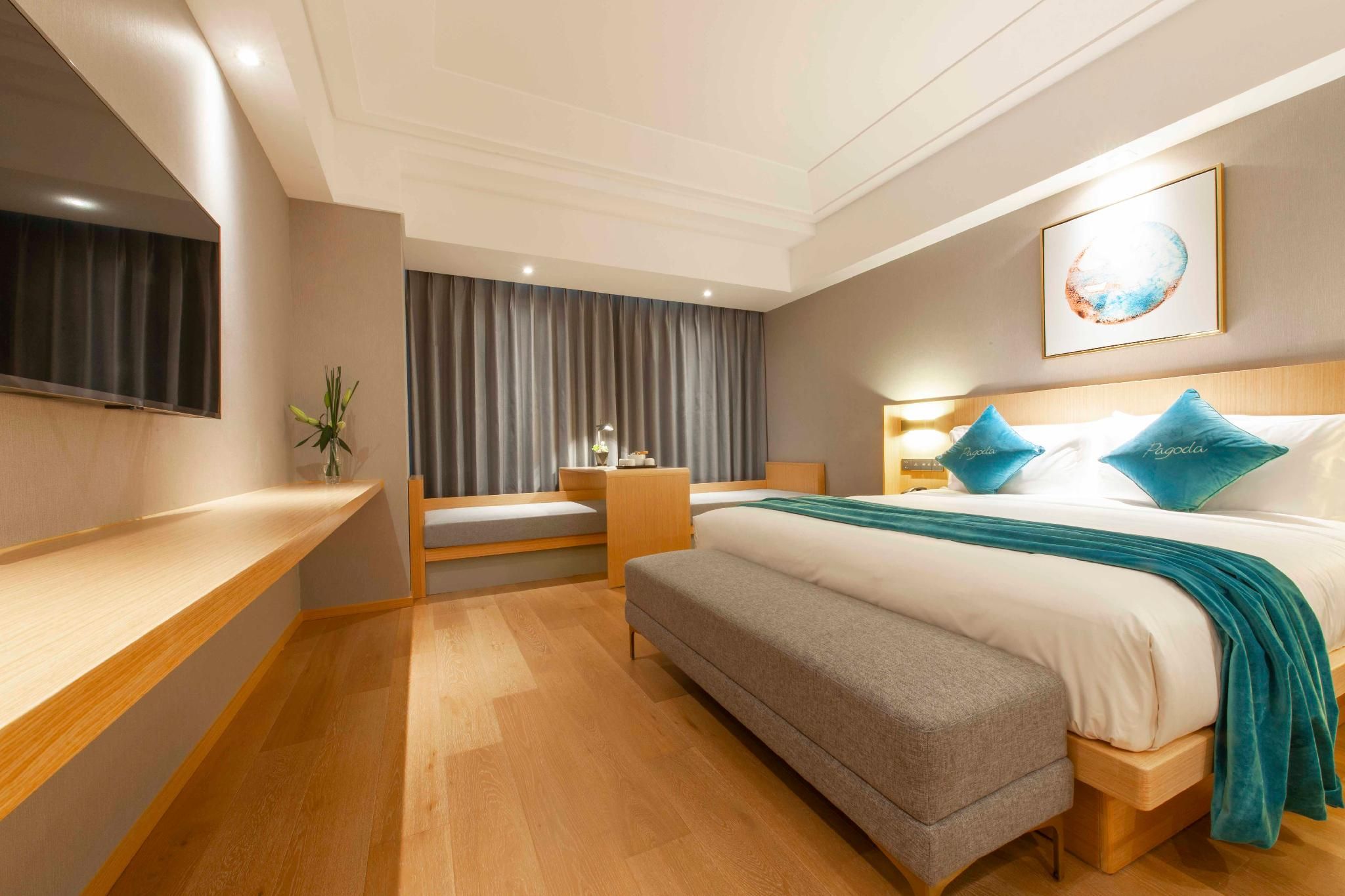 Four Seasons Room with 1 King Bed