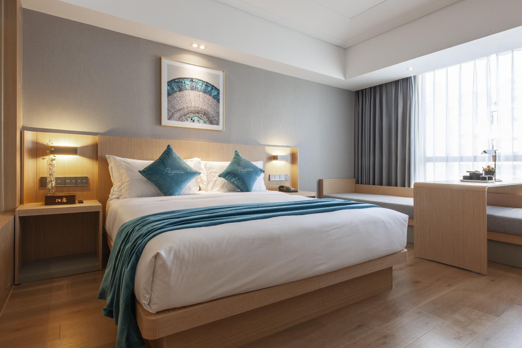 Four Seasons Room with 1 King Bed