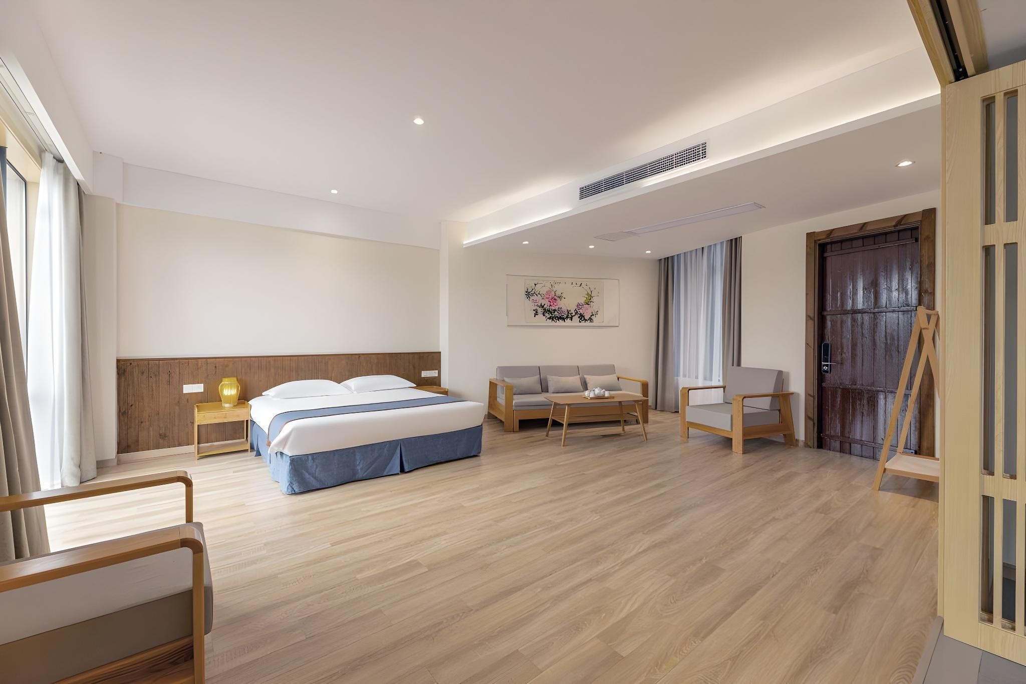 Room with Queen Bed