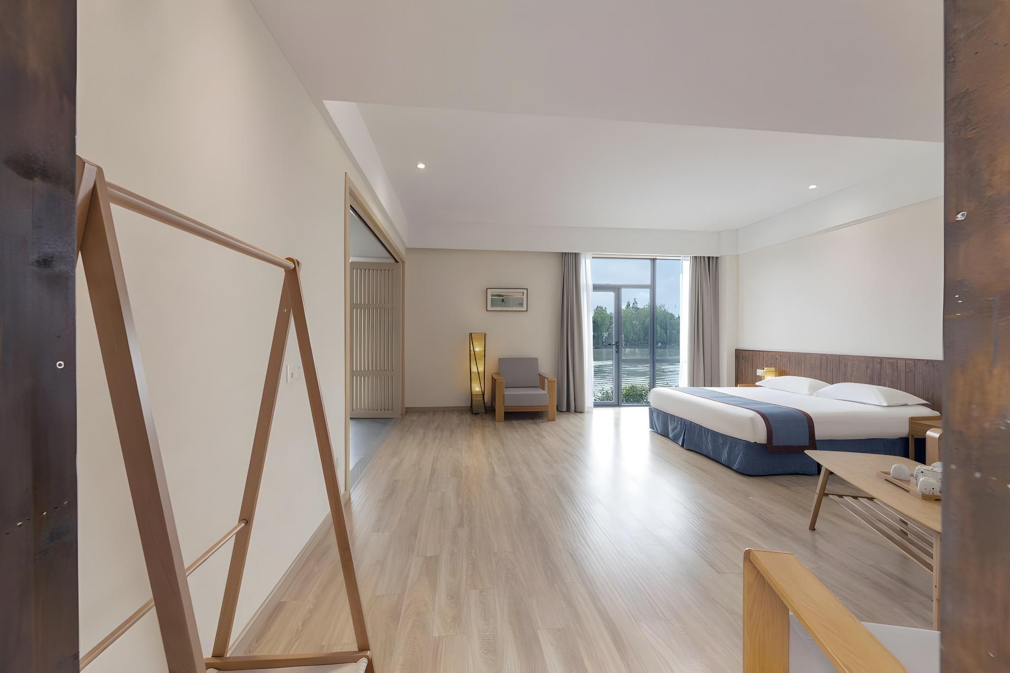 Room with Queen Bed