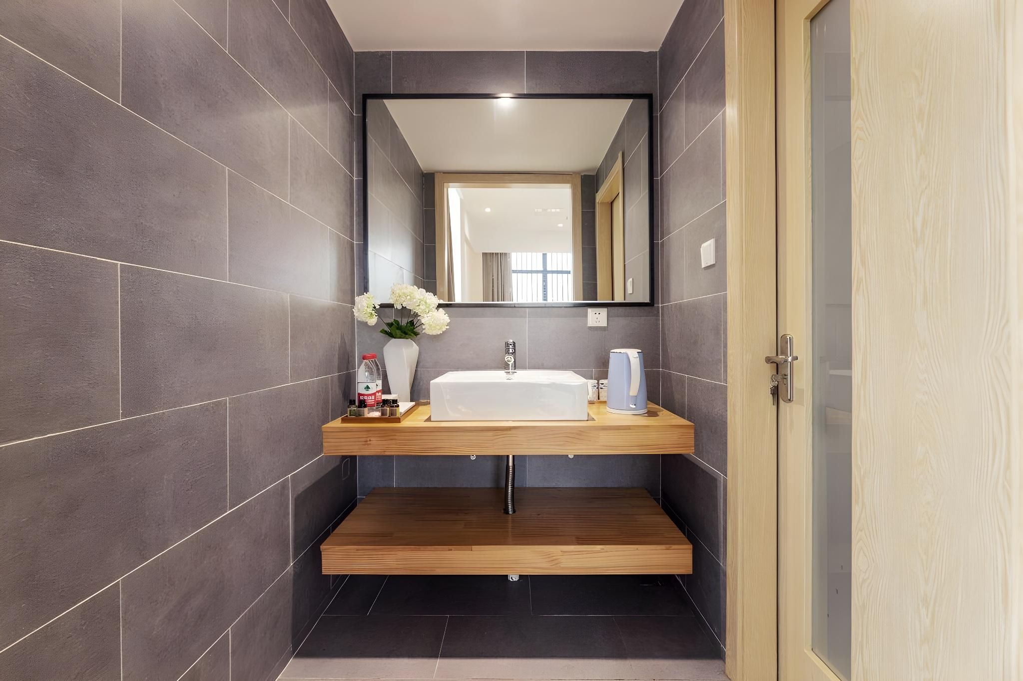 Lake View Queen Room